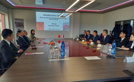 孙立杰一行到fb体育欧洲研发中心考察调研