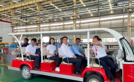 青岛市委常委、副市长王波一行到fb体育考察调研